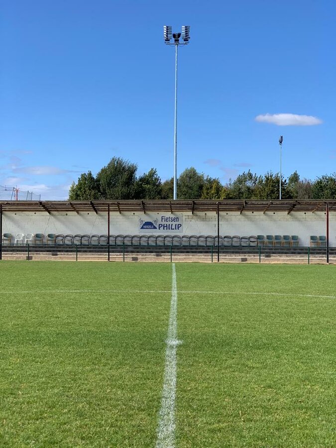 LUX waarde voetbalveld 60m x100m  meer dan 120 LUX