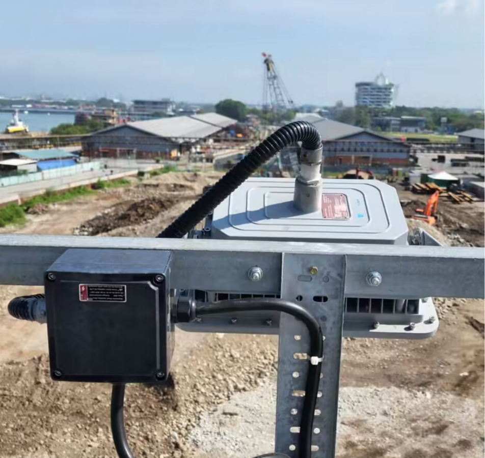 Explosion-proof-floodlight-for-hazardous-areas