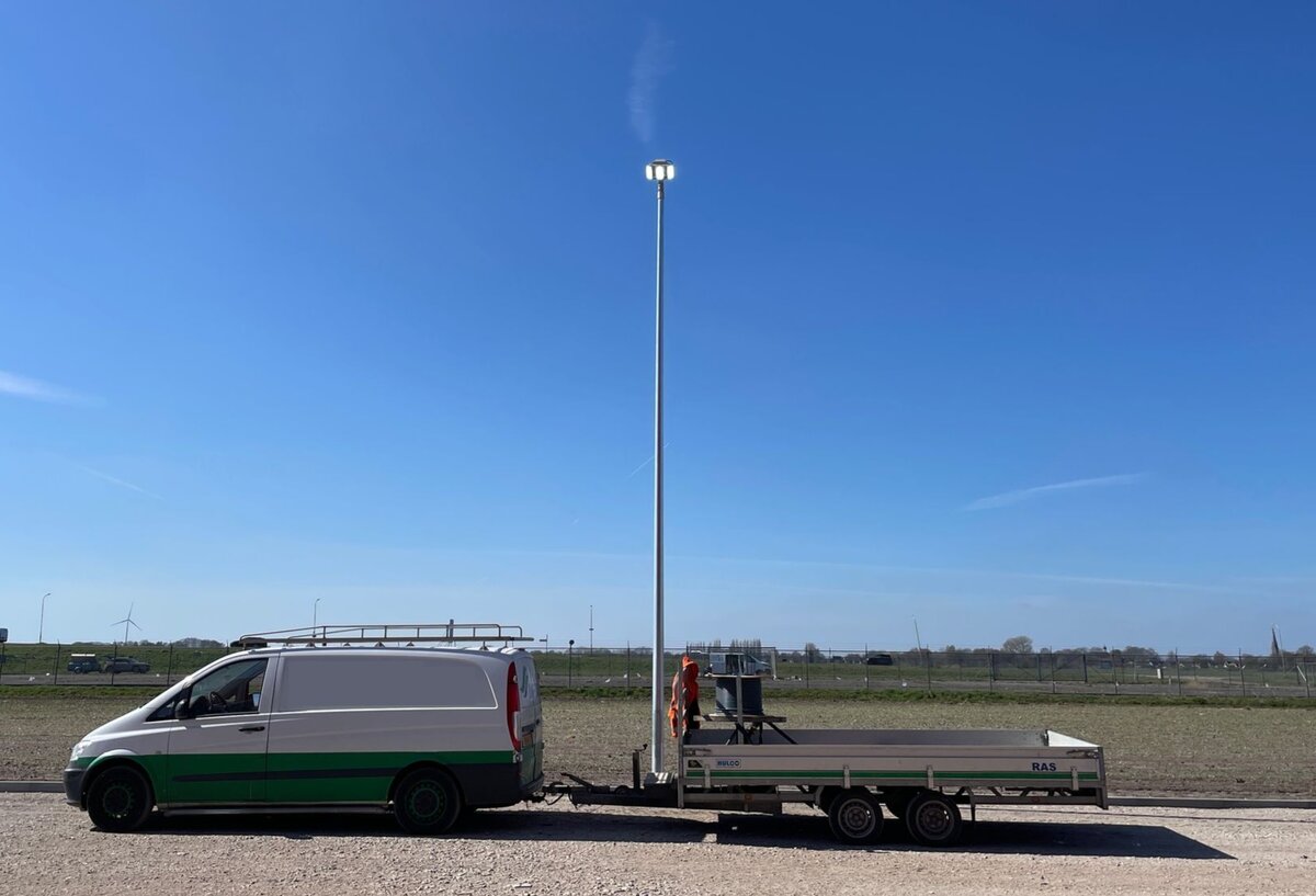 8 meter stalen lichtmast inclusief 300W LED schijnwerper &ndash; Complete set