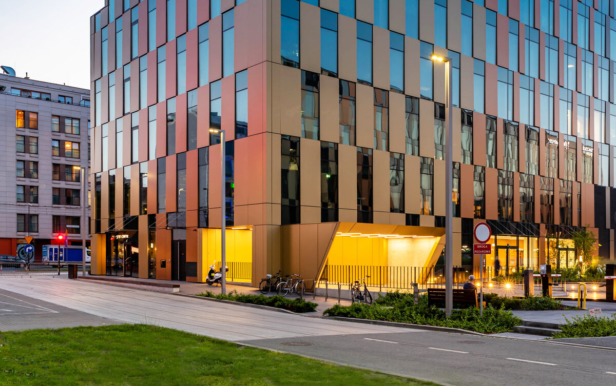 Vierkante aluminium lichtmast toegepast in stedelijke straat &ndash; lantaarnpaal voor straatverlichting