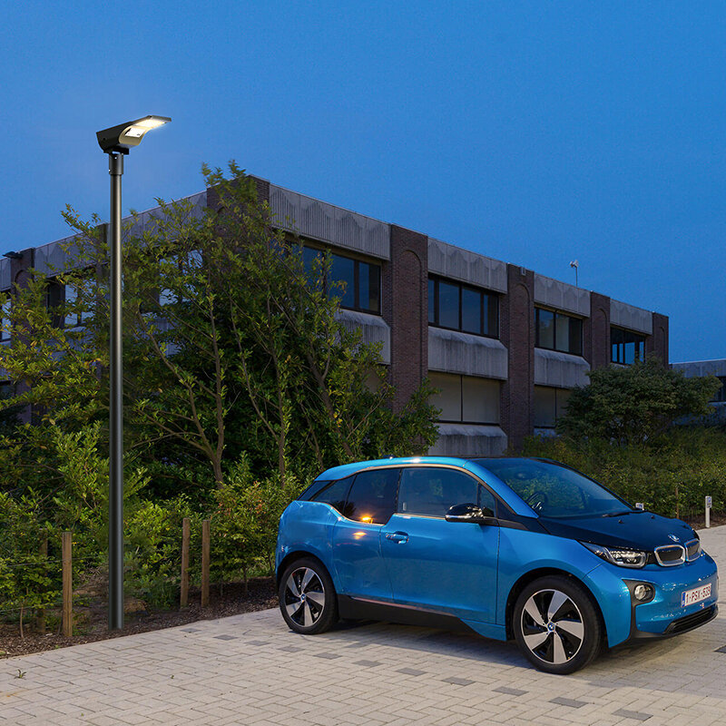 Projectfoto solar straatverlichting bij parkeerplaats, krachtige LED verlichting.