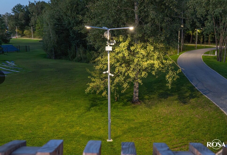 cameramast met 3x ROSA iskra lantaarnpaal armatuur