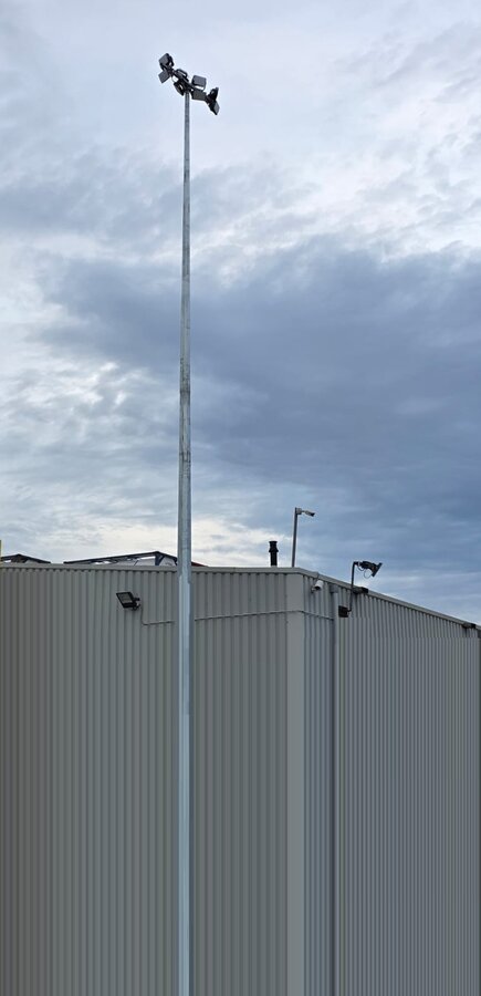 16 meter polygonale dikwandig stalen lantaarnpaal met voetplaat / montageplaat Botlek Rotterdam