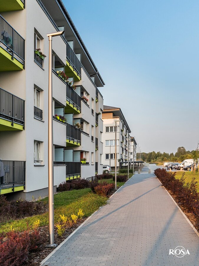 Aluminium lichtmast 4 meter op voetplaat toegepast voor verlichting van openbare ruimte bij woningen