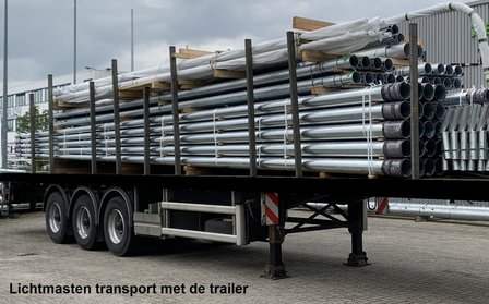 Lichtmasten transport met de trailer