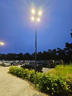 LED lichtmast met 4 lampen voor plein en terrein verlichting 