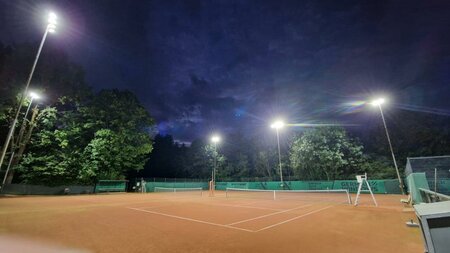 dubbele tennisbaan met meer dan 300 LUX  dubbele tennisbaan met meer dan 300 LUX
