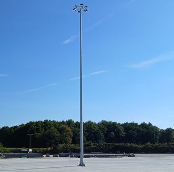 16 meter polygonale dikwandig stalen lantaarnpaal met voetplaat / montageplaat 16 meter polygonale dikwandig stalen lantaarnpaal met voetplaat / montageplaat