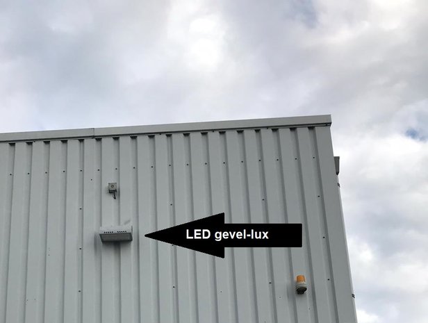 functie mosterd verlegen GEVEL-LUX MET LICHTSENSOR LED 50W / 7.500 Lumen verlichting voor gevel  overhead-deur en terrein bewaking. Geeft een breed licht langs de gevel en  verlichting naar voren . - LED lampen partner