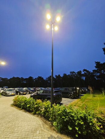 LED lichtmast met 4 lampen voor plein en terrein verlichting 