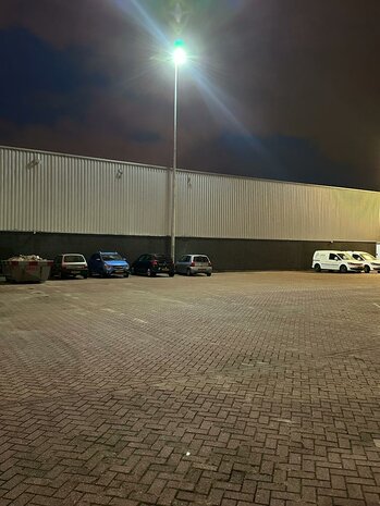 LED lantaarnpaal armatuur Amstel-lux 200W op lichtmast 10 meter bij parkeerterrein
