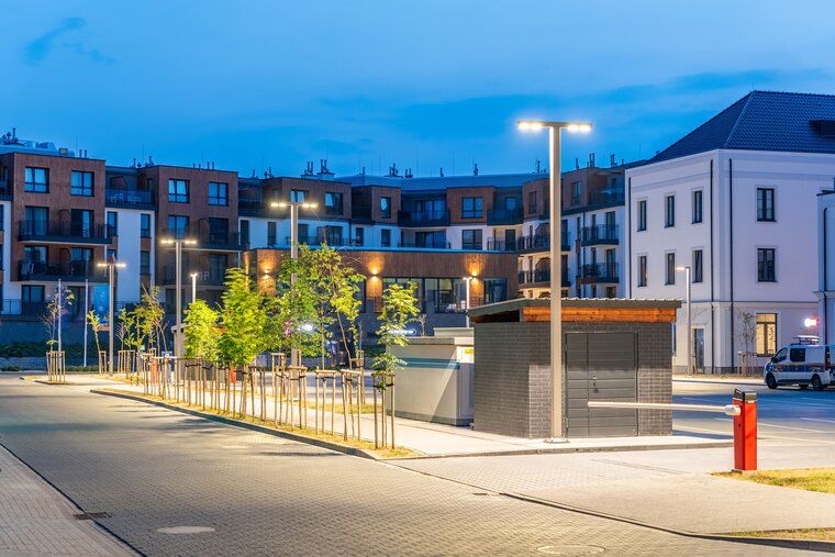 Vierkante aluminium lantaarnpaal met dubbele uithouder toegepast op parkeerplaats – krachtige LED verlichting