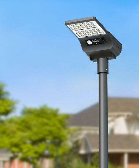 SSL-56 solar straatverlichting gemonteerd op lichtmast in stedelijke straat — dagbeeld