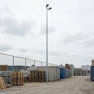 15 meter lichtmast voor terreinverlichting, geplaatst op bedrijfsterrein