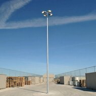 12 meter lichtmast op een industrieel opslagterrein bij daglicht