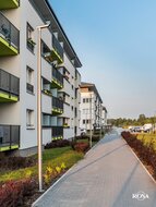 Aluminium lichtmast 4 meter op voetplaat toegepast voor verlichting van openbare ruimte bij woningen